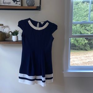 Very pretty dress! Size 14(L) in girls